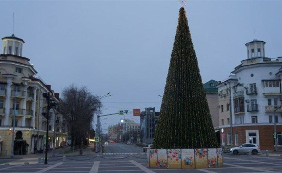 На місці загибелі сотень людей. У Маріуполі біля драмтеатру встановили 14-метрову ялинку