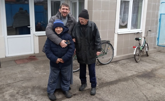 В прифронтовой Катериновке есть дом престарелых при церкви. Как там спасают от одинокой старости
