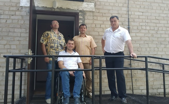 Активист с инвалидностью проверил доступность пяти городов Луганской области. Вот что он увидел