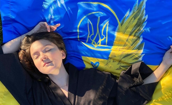 Художниця Марія Дьяконова пише картини-обереги. Вона мріє підняти стяг з "Крилами Волі" у Маріуполі