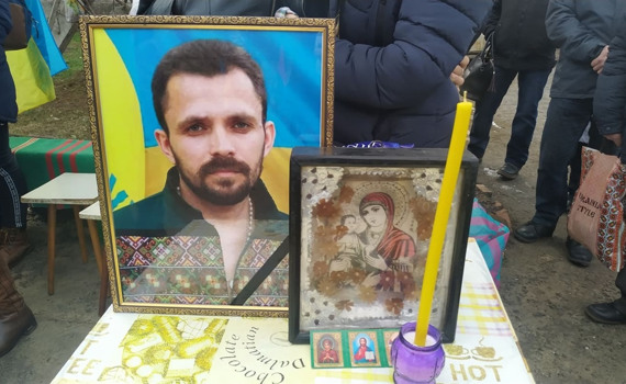 Как прощались с убитым активистом из Бахмута Артемом Мирошниченко. Фото и видео