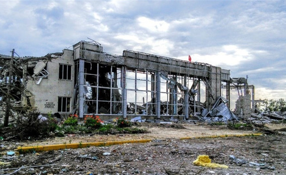 З надією на краще. Що Радіо Свобода побачило в Луганському аеропорту і окупованому Переможному