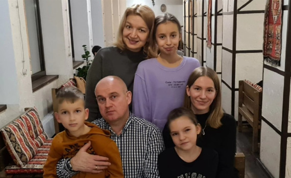 Прийомна родина з Донецька опинилася у пеклі окупації. Вони дивом вижили у Бучі та Маріуполі