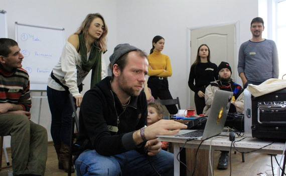 Гітару зробимо з лопати. Як німецький гурт вчив жителів Слов’янська музиці зі сміття