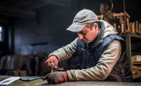 «Робимо все, що можна зварити, зігнути й пофарбувати»: історія заводу-переселенця з Харцизька