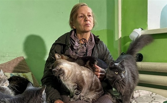 Боялася, що прилетить і вони всі згорять. Олена Костенко вивезла з Добропілля 50 котів і трьох собак