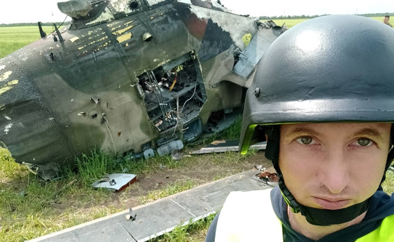 Під час обстрілу маневрували між воронками. Суворий український схід очими фіксера Артема Перфілова