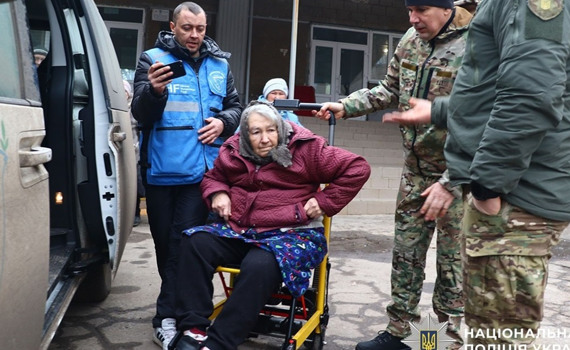 «Відняло руку і ногу, залишився сам». З Дружківки евакуювали трьох маломобільних людей