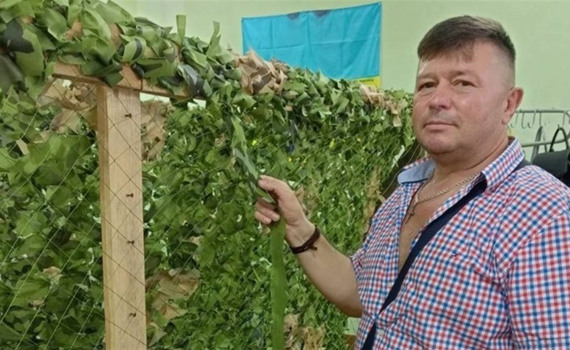 Геннадій Дяченко з Мар'їнки волонтерить і плете сітки для фронту. Росіяни зробили з його міста руїни