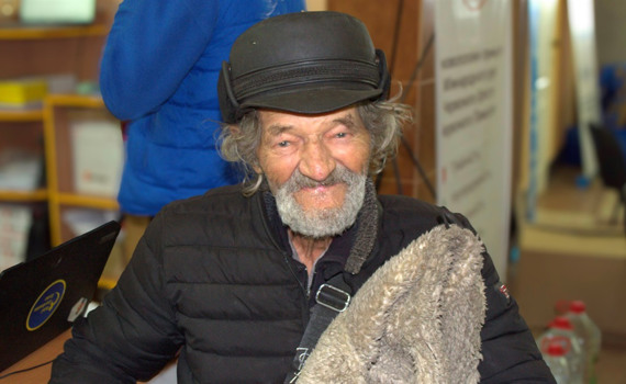 Дві доби ділили сухарі і жили в машині. Пенсіонер евакуювався з Донеччини разом зі своєю куркою