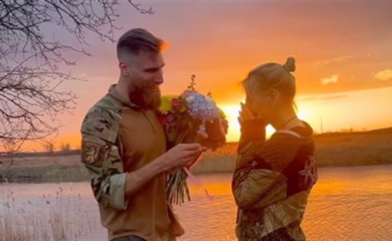 Військовий і поет Павло Вишебаба заручився після трьох місяців стосунків. Хто його обраниця