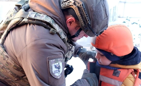 "Білі янголи" евакуювали з Олексієво-Дружківки двох дітей. Родина покинула домівку вдруге