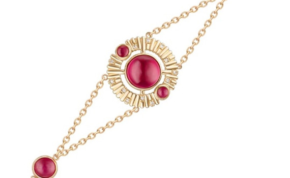 Червоні камені в браслетах: як вогняний відтінок змінює все