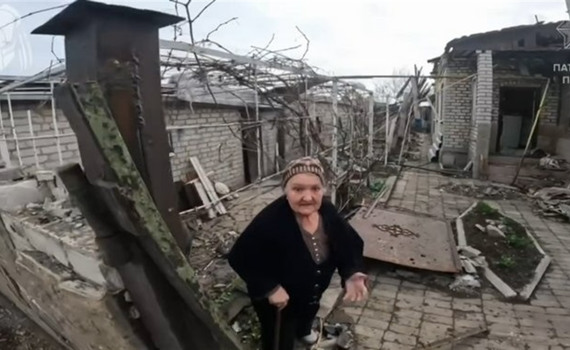 «Кому я потрібна, коли вже 75 років». Жінка відмовляється їхати з Костянтинівки і чекає кінця війни