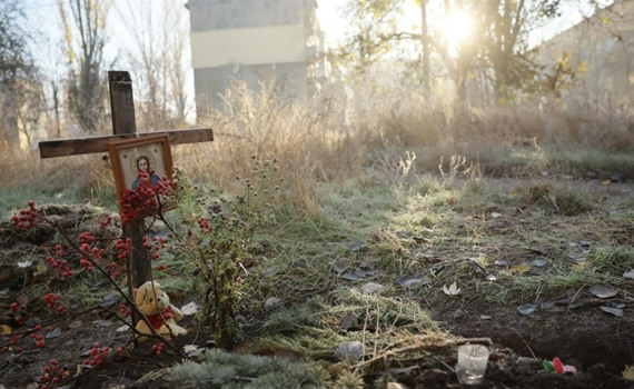 Людей ховають у дворах, їжу готують просто неба. Як живе Костянтинівка в умовах гуманітарної кризи