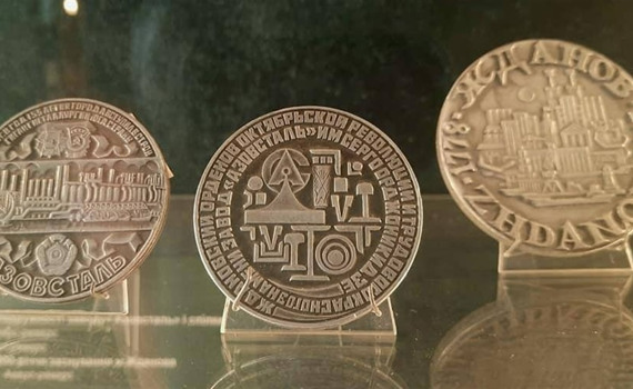 Росіяни вкрали медалі маріупольського медальєра Юхима Харабета. Вони "раптово" опинились у Москві