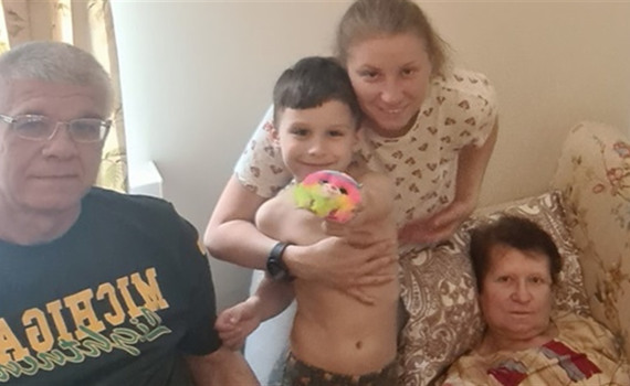 Родители 3 недели лежали в убежище после обстрела. Маме ампутировали ноги. Это их история спасения