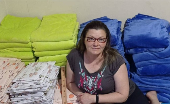 Евакуювала з Сєвєродонецька швейну машинку. І пошила 200 пледів та постільної білизни переселенцям