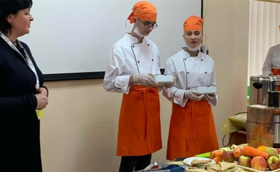 Тосты с авокадо и фреши из сельдерея. В Мариуполе предложили новый подход к питанию в школах