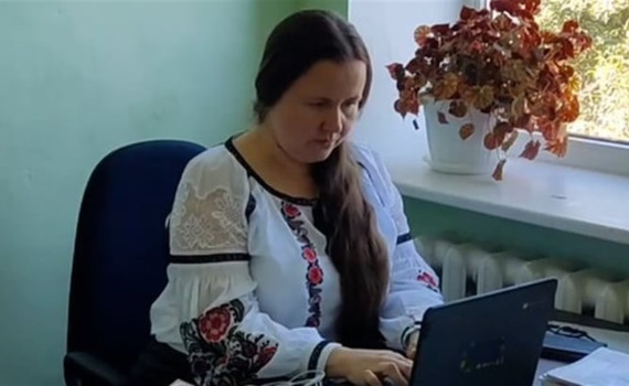 Оксана Обідченко з Волновахи вчить української. Вона започаткувала мовні курси для переселенців