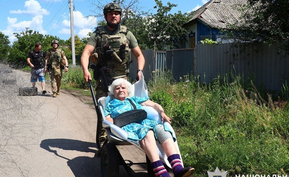 З Дружківки евакуювали двох літніх жінок. Одній із них 96 років, її вивозили на тачці під дронами
