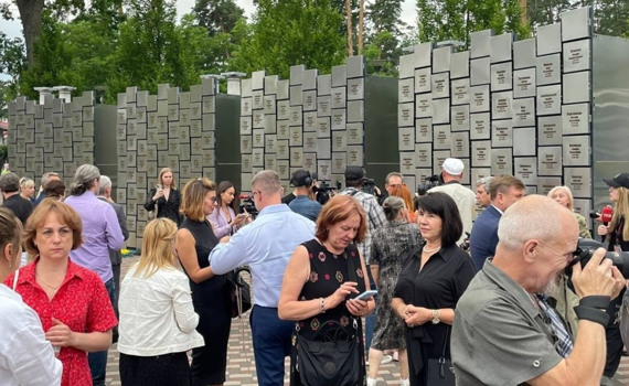 Поки влада відбудовує Бучу, мешканці намагаються ідентифікувати загиблих – The New York Times