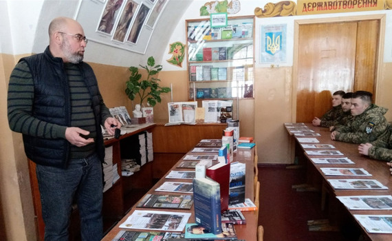 “Військо Читає”. 20 тисяч якісних україномовних книг вже передали захисникам