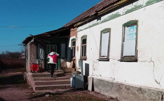 На линии разграничения восстановят полсотни домов. Кто и кому помогает с ремонтом