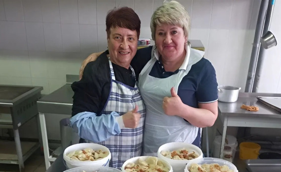 Ірина Хащенко з Попасної два роки у кулінарному десанті на Тернопільщині. Вона готує вареники воїнам
