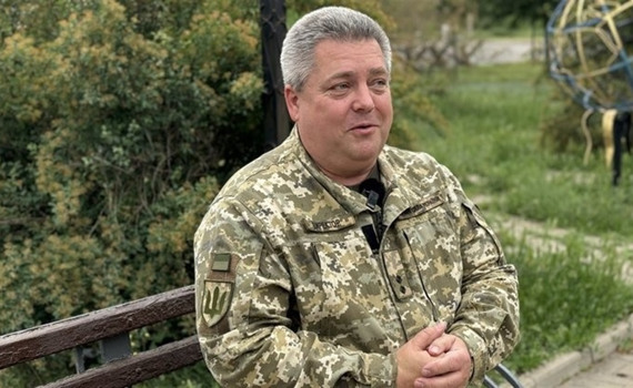 Втік на війну, бо не міг. Історик з Луцька служить на Донеччині і фотографує розбиті школи сходу