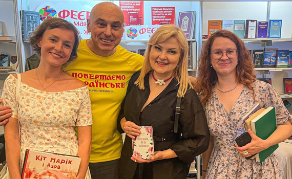 Поетка Анастасія Дмитрук видала дитячу книгу «Кіт Марік і АЗОВ». Герої казки — захисники Маріуполя