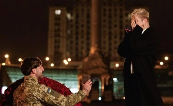 MELOVIN сказав «так» парамедику ЗСУ: несподівані заручини на Майдані