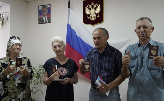 Мене примусили взяти російський паспорт. Правозахисниця пояснила, чи буде за це покарання