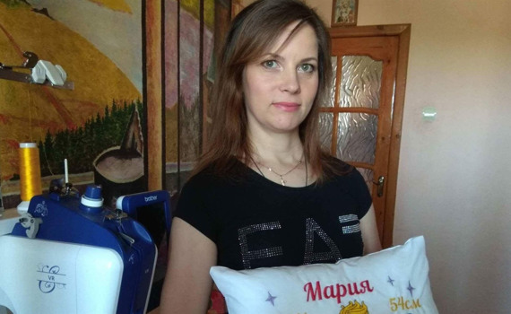 Хто і як створює авторські подушки з вишитими іменами на них? Історія Олени Кулєшової зі Слов’янська