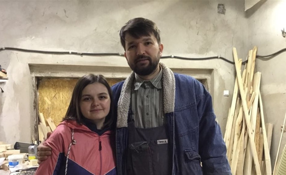 Як родина Чебаненків із Донеччини привчає працювати стоячи – за допомогою новітніх меблів
