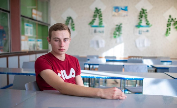 Подросток из села Заря подобрал в саду боеприпас и лишился руки и глаза. Вот в чем его сила