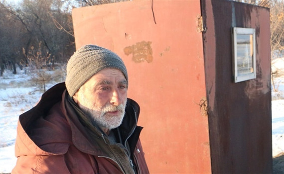 Попаснянский затворник. Как это – жить в железном контейнере возле стеллы на въезде в город?