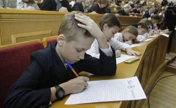 16 жителів сходу України, які без помилок  написали радіодиктант національної єдності 