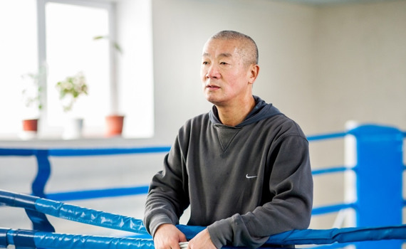 «Если уеду, они бросят спорт»: вот что держит тренера по кикбоксингу Виталия Ли в Торецке 