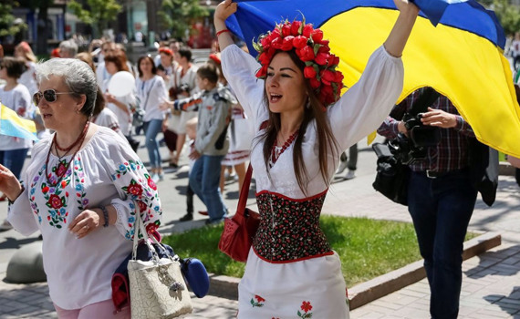 Флешмоб, кинопоказ и парад: где и как на Донбассе отметят День вышиванки