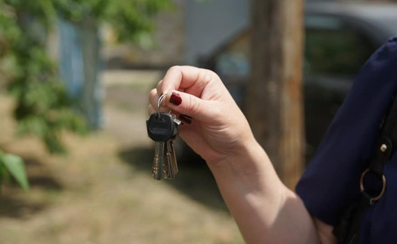 Дві родини переселенців безкоштовно отримали квартири у Лимані. Як їм це вдалось?