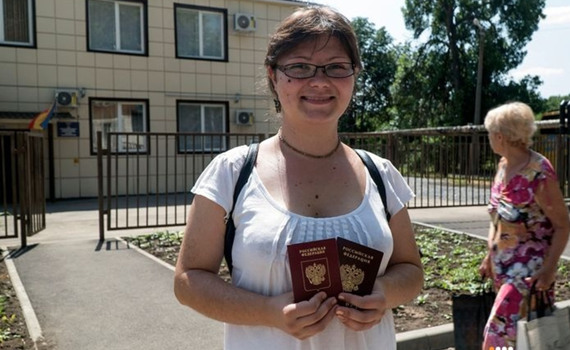 «У каждого - три паспорта». Громадское показало, как жители Донбасса получают российское гражданство