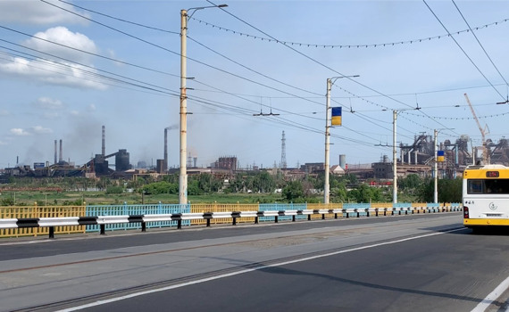 «Украинцы, ваши братья и сестры задыхаются в Мариуполе»: важное из колонки Питера Сантенелло на НВ
