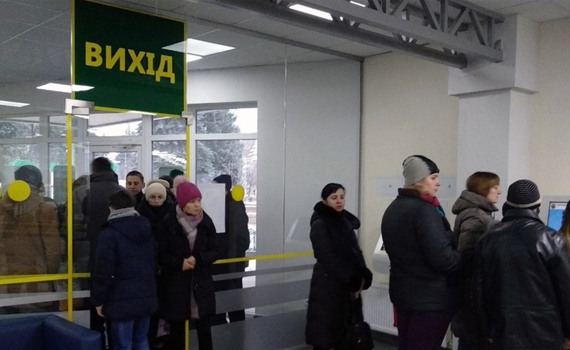 Нашествие за загранпаспортами. Почему в Донецкой области штурмуют миграционную службу?