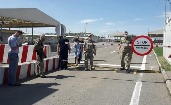 Пропускают ли в Новотроицком и Марьинке: что происходит на КПВВ в Донецкой области