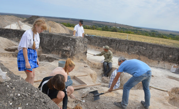 Археологи виявили унікальні знахідки в курганах на Луганщині. Показуємо, як відбуваються розкопки