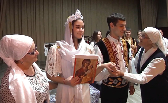 Греки Донеччини намагаються врятувати власну мову, що помирає. Ось, як вони це роблять
