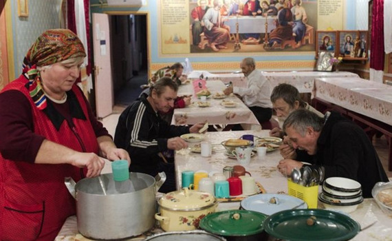 Храм біля лінії фронту на Луганщині приютив літніх людей. Як дім милосердя виживає в умовах війни