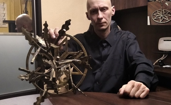 Это он установил трехметровый кроссовок из металла в Краматорске. История Михаила Вирко