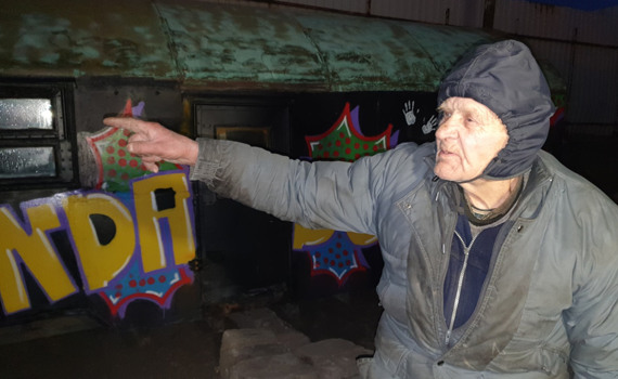 В Мариуполе волонтеры помогли собрать деньги на вагончик пенсионеру. Раньше он жил на парковке ТЦ